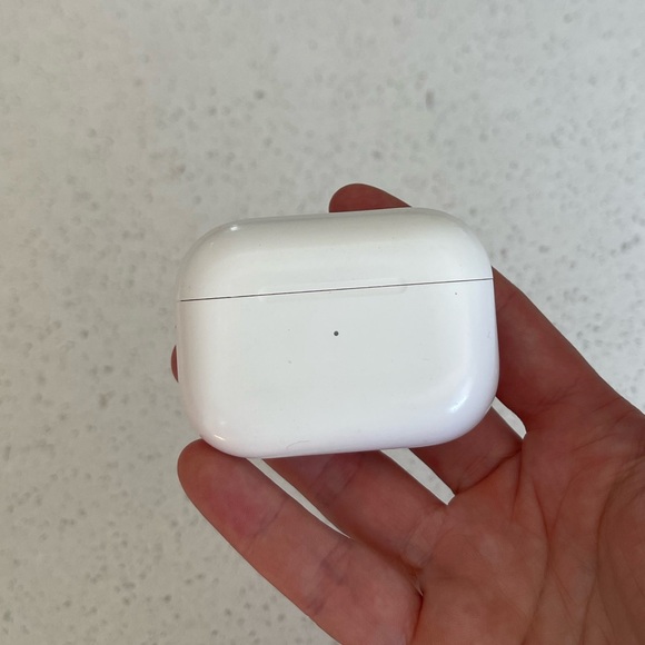 AirPods Pro 1st Generation - Picture 2 of 5